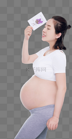 孕妇快乐妈妈手拿卡片