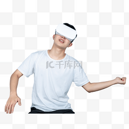 虚拟现实游戏图片_年轻白t男性戴VR眼镜体验游戏