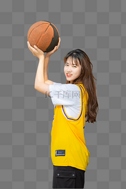 篮球比赛运动员图片_美女篮球运动员打球比赛人像手举