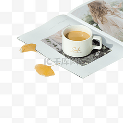 饮料热饮图片_桌面咖啡杂志银杏杯子