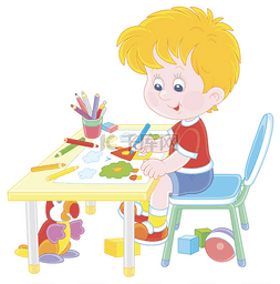 在阳光明媚的夏日，小男孩坐在桌