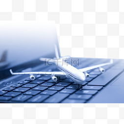 放在电脑键盘上的飞机模型