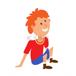 一个穿着红色 T 恤和短裤的男孩坐