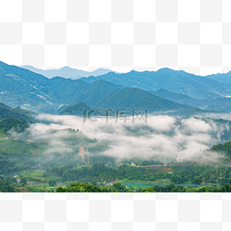 云雾山峰图片_夏季村庄山区云雾山峰植物