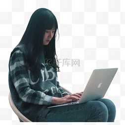 美女坐在沙发上图片_美女居家坐在沙发上使用电脑办公