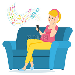 孕妇坐在沙发上听音乐