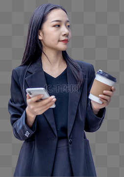 女职员手拿咖啡和手机