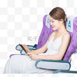 飞机上的女乘客看电脑