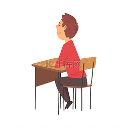 男生坐在教室的课桌前，侧视图向