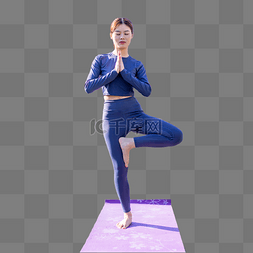 冥想女性图片_早上在操场用瑜伽垫练瑜伽的女性
