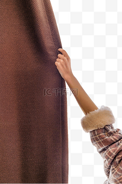 拉棕色布质窗帘