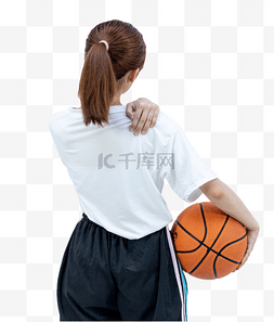 站在巨人的肩膀上图片_手拿篮球的女学生揉背面肩膀