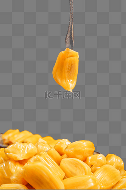 黄色的菠萝蜜素材图片_叉子叉起来的一块菠萝蜜