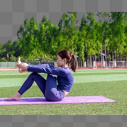 室外操场图片_年轻女性在室外操场运动做瑜伽