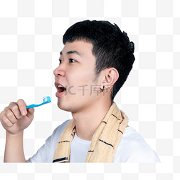 刷牙保护牙齿的青年男性侧脸