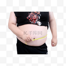 用尺子测量肚子的青少年肥胖