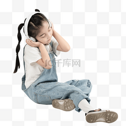 儿童歌图片_坐地上听音乐的儿童