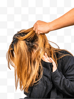 家暴被抓头发的女人