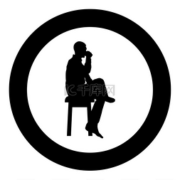 黑色膝盖图片_男人坐在凳子上喝着杯子，双腿交