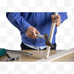 木头桌子板免扣图片_拿斧子工作的木匠