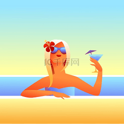 女孩用鸡尾酒在海滩上晒日光浴。