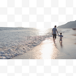 赶海图片_手拉手走远的父女沙滩海边