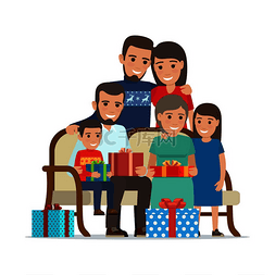 一家人聚在一起，拿着礼物盒。