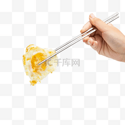 人物筷子夹起煎蛋