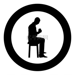 黑色膝盖图片_男人拿着杯子，坐在凳子上看着里