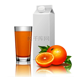 空白纸板包装和一杯果汁与橙子和