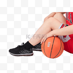 锻炼的男士图片_坐地上的男士篮球员