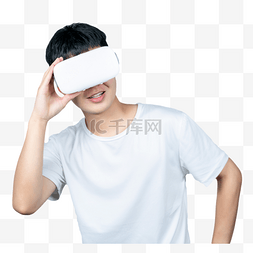 体验vr眼镜图片_青年男子戴VR眼镜体验科技