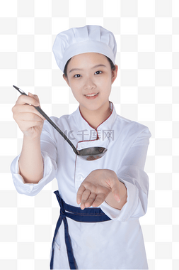 女厨师人物图片_年轻女厨师拿勺成汤动作