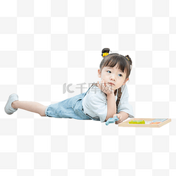 玩具早教图片_儿童教育小女孩趴在地上玩玩具