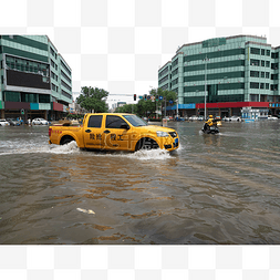 被淹的城市施工抢险车在积水中行