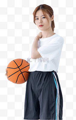 揉肩膀图片_手拿篮球的运动女性揉肩膀