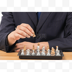商务男士下国际象棋室