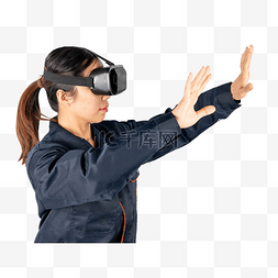 戴VR眼镜触摸的女孩