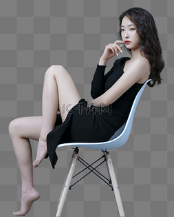 写真膜拜图片_美女在凳子上写真人物