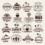 夏天的版式设计。夏季标识设置。复古的设计元素、 标志、 标签、 图标、 对象和书法设计。暑假.