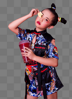 中国风图片_女孩喝冰饮吃薯片