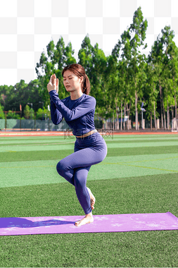 运动的女生图片_操场练独脚站瑜伽的美女