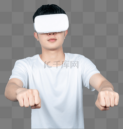 青年男子戴VR眼镜体验游戏