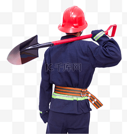 消防员男性手拿铁锹