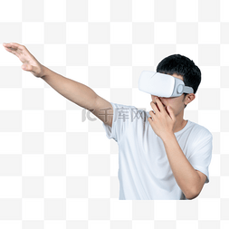 vr眼镜技术图片_青年男子戴VR眼镜体验虚拟游戏场