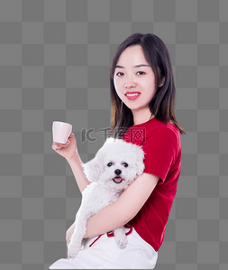 抱着狗狗图片_美女抱着宠物狗喝茶人物动物