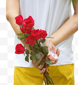 玫瑰花戒指图片_爱情求婚帅哥藏起玫瑰花和戒指