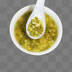 勺子舀起的夏天绿豆汤