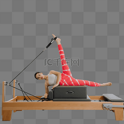 健身动作图片_瑜伽普拉提大器材一个人在上面做