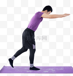 男性减肥图片_在瑜伽垫上运动的男性